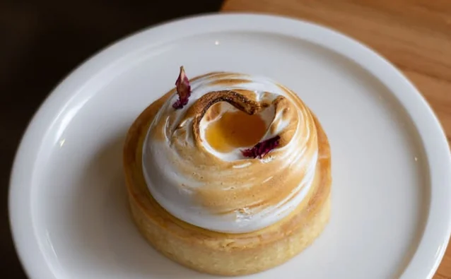 Tarta de limón elaborada en Punto Café
